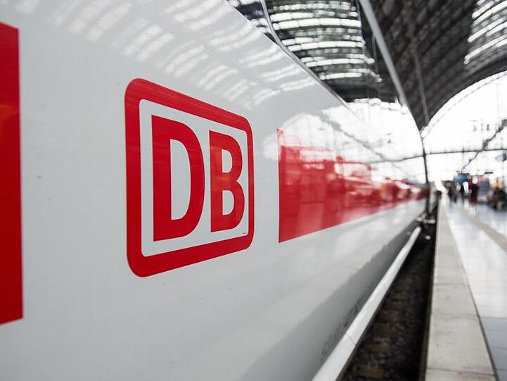 In den Tarifkonflikt zwischen der Deutschen Bahn und der Gewerkschaft EVG kommt Bewegung.