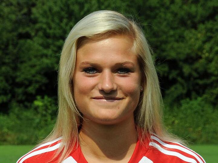 Carina Wenninger beim offiziellen Fototermin von FC Bayern München für die Saison 2010-11. Foto: FC Bayern München/www.fcb-ff.de/Archiv