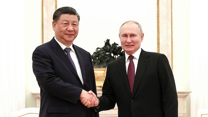 Der russische Präsident Wladimir Putin (r) empfängt seinen chinesischen Amtskollegen Xi Jinping im Kreml.