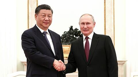 Der russische Präsident Wladimir Putin (r) empfängt seinen chinesischen Amtskollegen Xi Jinping im Kreml.