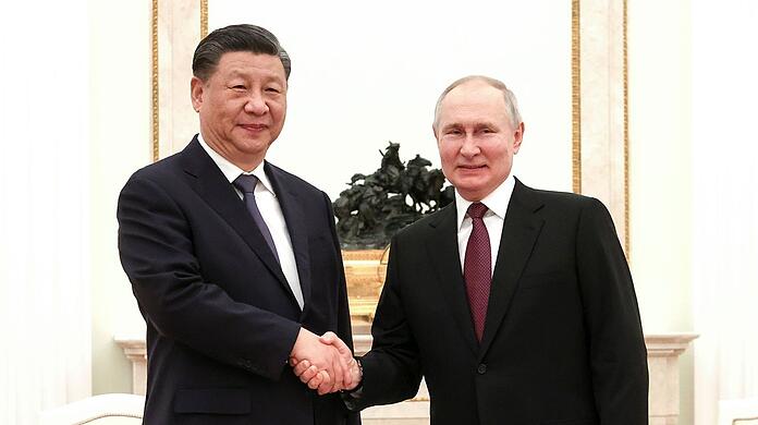 Der russische Präsident Wladimir Putin (r) empfängt seinen chinesischen Amtskollegen Xi Jinping im Kreml.