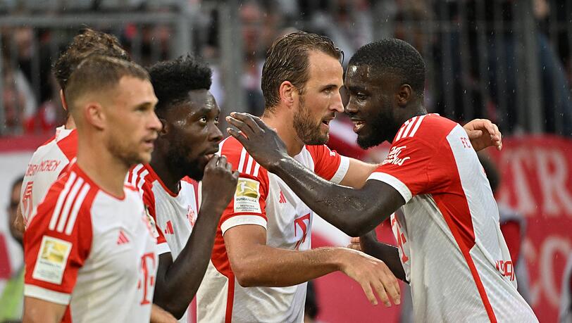 Die Mannschaft des FC Bayern jubelt nach dem 3:0 gegen Augsburg durch Harry Kane (2.v.r).