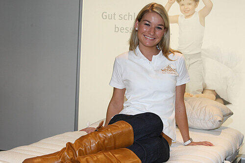 Wer möchte da nicht Betthupferl sein? Die 24-jährige Katja Huber wirbt für orthopädische Schlafsysteme.
