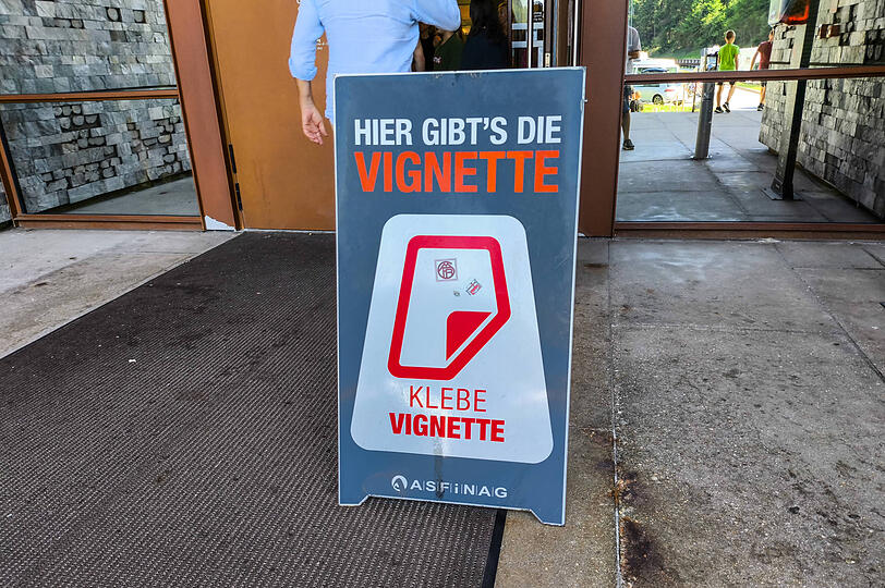 Ohne Vignette wird&rsquo;s teuer: In vielen Urlaubsl&auml;ndern drohen Autofahrern bei fehlenden Plaketten oder Registrierungen saftige Bu&szlig;gelder.