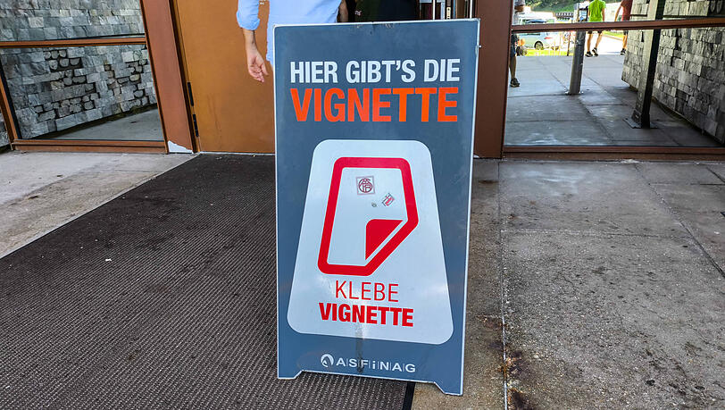 Ohne Vignette wird&rsquo;s teuer: In vielen Urlaubsl&auml;ndern drohen Autofahrern bei fehlenden Plaketten oder Registrierungen saftige Bu&szlig;gelder.