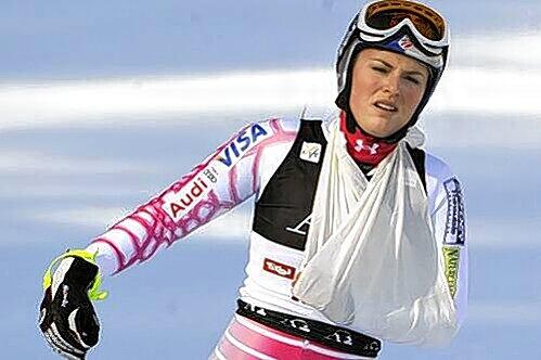 Schmerz lass nach: Olympia-Favoritin Lindsay Vonn erreicht das Ziel in Lienz nach ihrem Sturz im Riesenslalom auf eher unkonventionelle Art.