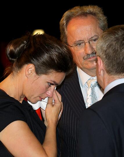 Kati Witt völlig aufgelöst: Das sympathische Olympia-Gesicht bricht bei der Bekanntgabe der Entscheidung in Tränen aus. Die Bilder