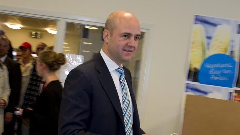 In den Skandal um die Po-Schuss-Strafe in der schwedischen Fußball-Nationalmannschaft hat sich Ministerpräsident Fredrik Reinfeldt eingeschaltet. In den Skandal um die Po-Schuss-Strafe in der schwedischen Fußball-Nationalmannschaft hat sich Ministerpräsident Fredrik Reinfeldt eingeschaltet.