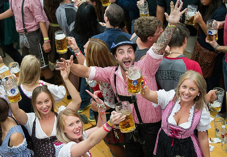 Ausgelassen wird im Hofbräu-Zelt gefeiert.