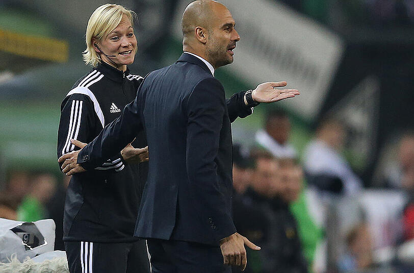 Zur Erklärung: In Gladbach hatte Guardiola Bibiana Steinhaus betätschelt, die daraufhin seine Hand weggeschoben hatte. Um den Hals fallen konnte ihr Pep damals auch nicht. Schließlich hatten seine Bayern kein Tor in Gladbach geschossen.