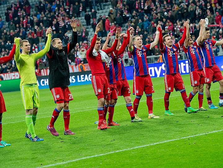 Der FC Bayern München ist ohne Mühe ins Viertelfinale der Champions League gestürmt.