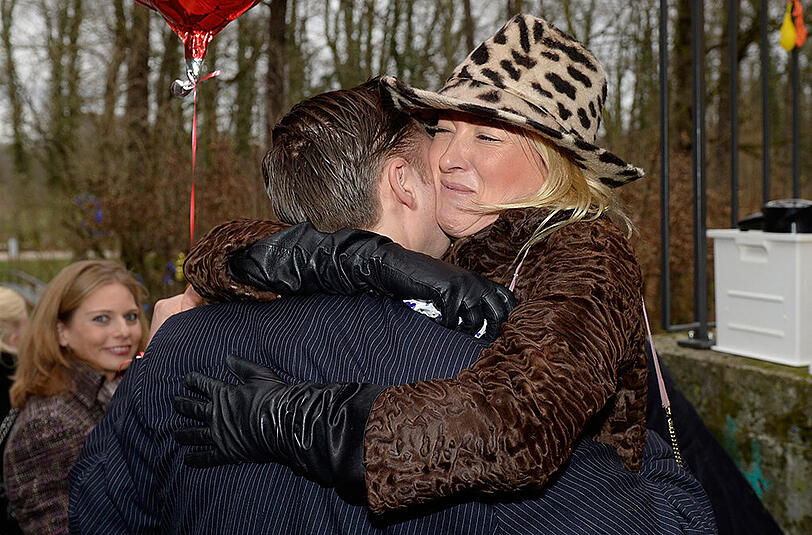 Prinzessin Marie-Louise (Lilly) zu Sayn-Wittgenstein-Berleburg umarmt und gratuliert ihrem Bruder Prinz Maximilian.