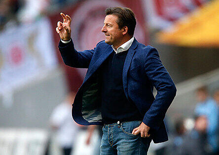 Platz 15: Unterboten wird diese Bilanz nur noch von dem aktuellen Löwen Coach. Nur 8 Punkte aus den 10 Ligaspielen in dieser Saison, ergibt bislang einen desolaten Punkteschnitt von 0,80. Ob der Löwen-Coach die Gelegenheit erhält die Bilanz noch aufzupollieren, hängt an den Ergebnissen der nächsten Spiele.
