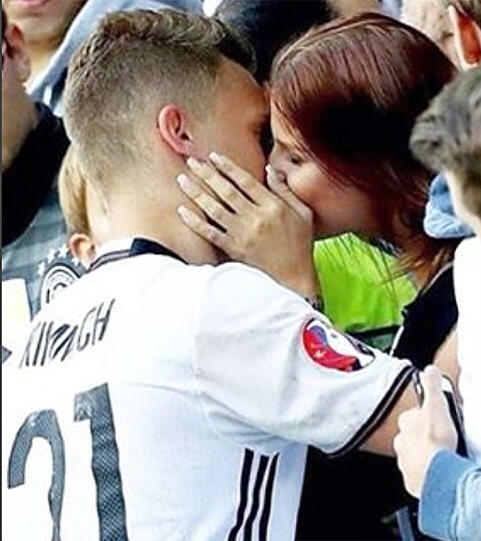 Die angehende Juristin Lina Meyer ist die Freundin von Joshua Kimmich und zieht im nächsten Sommer von Leipzig nach München. Die Schönheit in Bildern.
