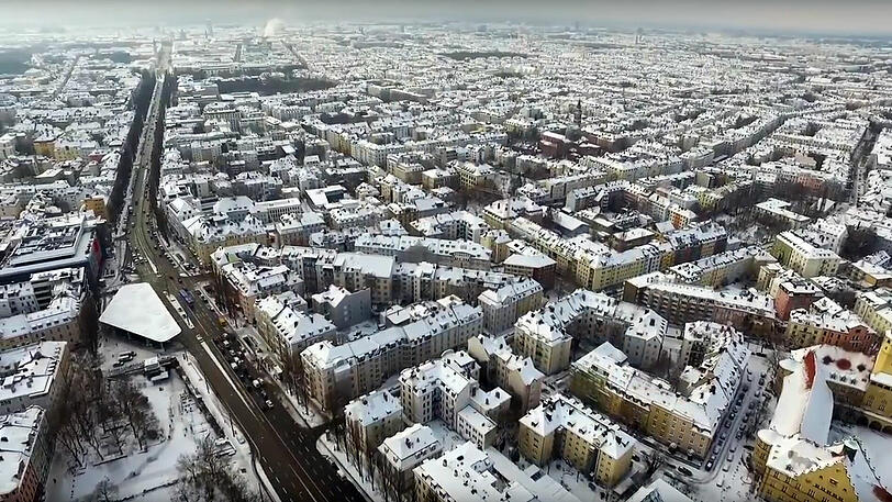 Winter-Wunderland: Das verschneite Altschwabing von oben.