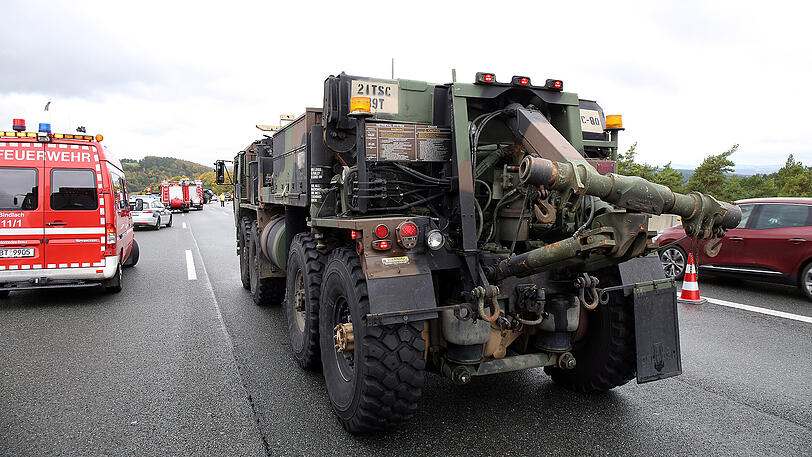 Ein kurioser Unfall der US Army legte am Samstag die A9 lahm. Die Bilder.