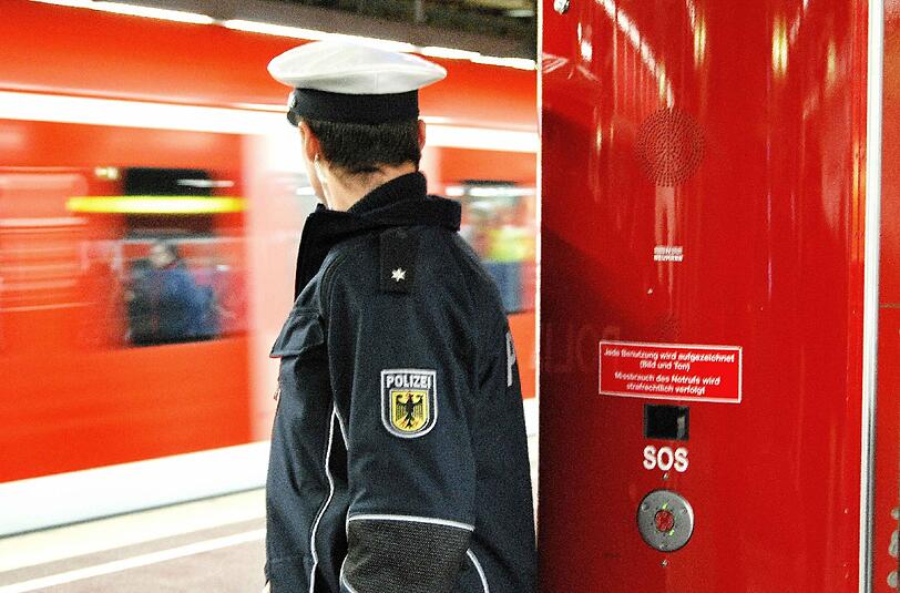 Ein alkoholisierter 53-jähriger Mann stürzt am Ostbahnhof ins Gleis. Die heranfahrende S-Bahn kommt rechtzeitig zum Stehen.