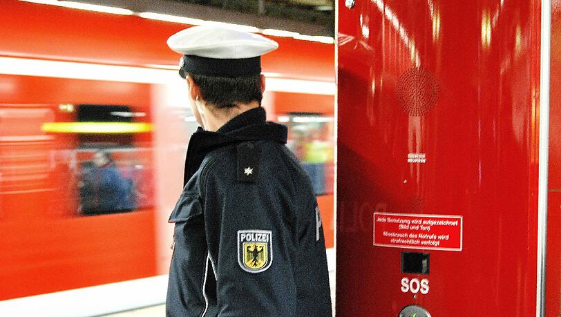 Ein alkoholisierter 53-jähriger Mann stürzt am Ostbahnhof ins Gleis. Die heranfahrende S-Bahn kommt rechtzeitig zum Stehen. Ein alkoholisierter 53-jähriger Mann stürzt am Ostbahnhof ins Gleis. Die heranfahrende S-Bahn kommt rechtzeitig zum Stehen.