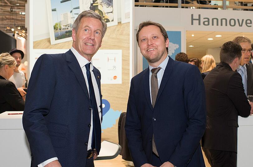 Messe-Geschäftsführer Stefan Rummel begleitete Wulff beim Rundgang auf der EXPO in München.
