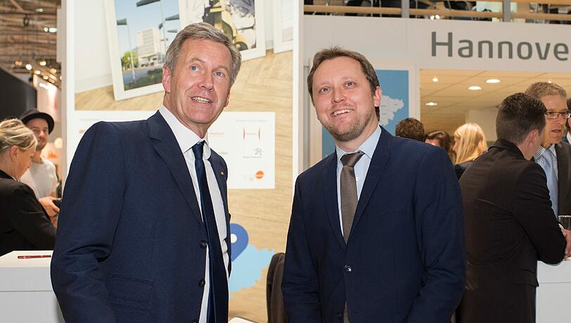 Messe-Geschäftsführer Stefan Rummel begleitete Wulff beim Rundgang auf der EXPO in München.
