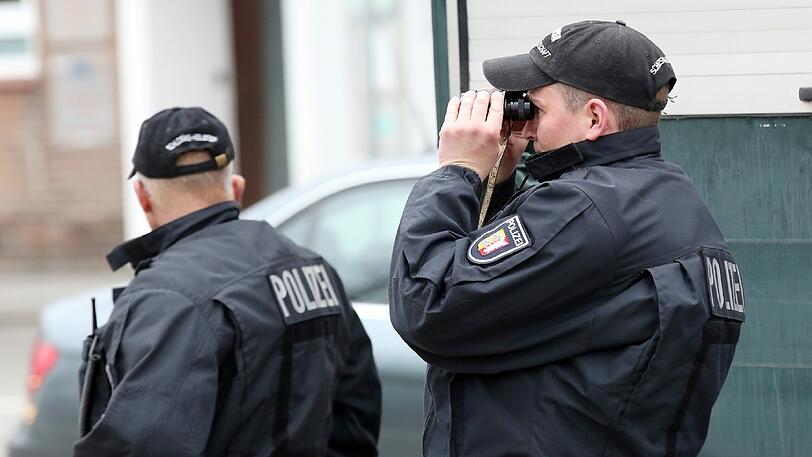Immer wieder geben sich Trickbetrüger als Polizisten aus. (Symbolbild)