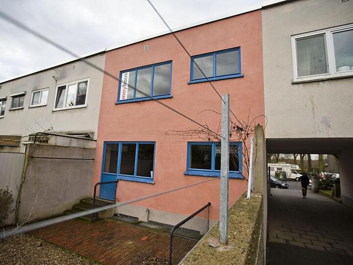 Das farblich abgesetzte, denkmalgerecht restaurierte Ernst-May-Haus in der Siedlung Römerstadt.