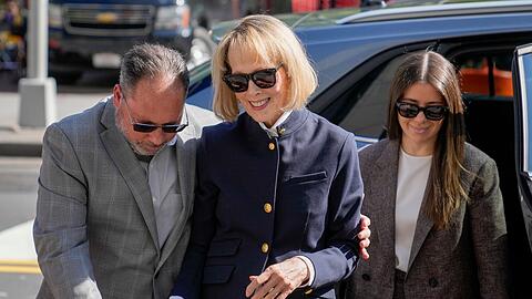 E. Jean Carroll (M), ehemalige Ratgeberkolumnistin, trifft vor dem Bundesgericht in Manhattan ein. Ein Zivilprozess wegen eines Vergewaltigungsvorwurfs gegen Donald Trump hat in Abwesenheit des früheren US-Präsidenten begonnen.
