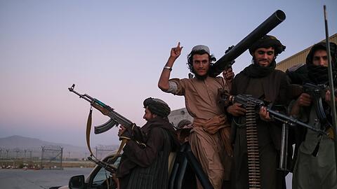 Taliban-Kämpfer patrouillieren auf einem Kleintransporter. Seit über drei Jahren haben sie in Afghanistan die Macht übernommen.