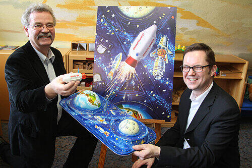 Unendliche Weiten: Spielzeugmuseums-Boss Helmut Schwarz (l.) und Grafikdesigner Udo Bernstein mit dem neuen Jahresplakat.