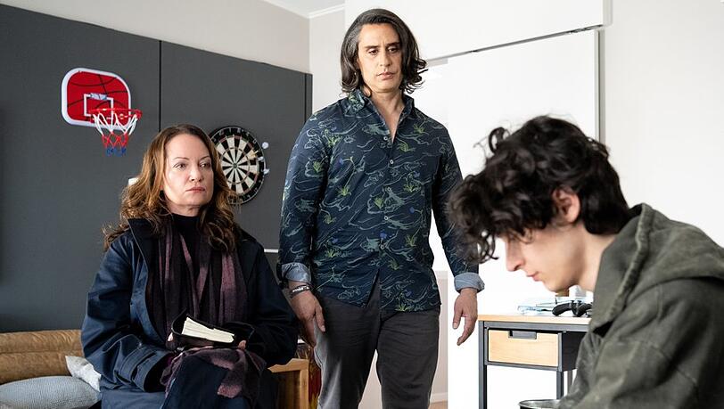 "Unter anderen Umständen: Dominiks Geheimnis": Jana Winter (Natalia Wörner, l.) befragt Kaan Sahin (Eren M. Güvercin, r.). "Unter anderen Umständen: Dominiks Geheimnis": Jana Winter (Natalia Wörner, l.) befragt Kaan Sahin (Eren M. Güvercin, r.).