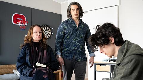 "Unter anderen Umst&auml;nden: Dominiks Geheimnis": Jana Winter (Natalia W&ouml;rner, l.) befragt Kaan Sahin (Eren M. G&uuml;vercin, r.).