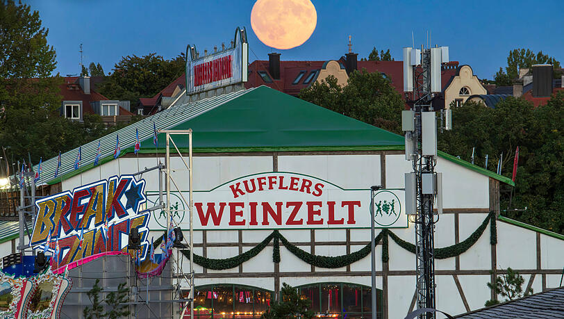 Das Weinzelt auf der Wiesn hat zusammen mit dem K&auml;ferzelt immer bis 1 Uhr ge&ouml;ffnet. Viel Zeit, um gro&szlig;e Champagnerflaschen zu leeren. Wer die anderen Wiesnbesucher beeindrucken will, der l&auml;sst den Schampus ordentlich spritzen.