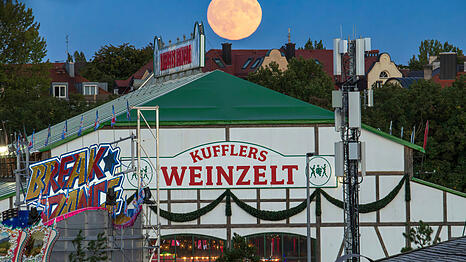 Das Weinzelt auf der Wiesn hat zusammen mit dem K&auml;ferzelt immer bis 1 Uhr ge&ouml;ffnet. Viel Zeit, um gro&szlig;e Champagnerflaschen zu leeren. Wer die anderen Wiesnbesucher beeindrucken will, der l&auml;sst den Schampus ordentlich spritzen.