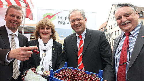 Gut Kirschen essen: OB Ulrich Maly, Doris Tropper vom Bund Naturschutz, Bezirkstagspräsident Richard Bartsch und Landrat Eberhard Irlinger (v. li.). Gut Kirschen essen: OB Ulrich Maly, Doris Tropper vom Bund Naturschutz, Bezirkstagspräsident Richard Bartsch und Landrat Eberhard Irlinger (v. li.).