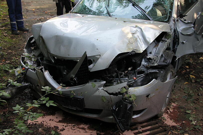 Von Muehldorf in Richtung Muenchen faehrt ein Mazda 3 mit Muenchner Zulassung. Auf Hoehe Haun kommt das Fahrzeug nach links von der fahrbahn ab und faehrt in eine kleine Baumgruppe. Danach stuerzt der PKW ca. 4 Meter die Boeschung hinab und kommt bei einer Unterfuehrung zum Stillstand. Der oder die Fahrerin wurde unbestimmten grades verletzt. Die Feuerwehren aus Heldenstein , Weidenbach und Lauterbach sowie das BRK sind vor Ort. Der Verletzte wurde vom BRK ins KH nach Mühldorf gebracht.