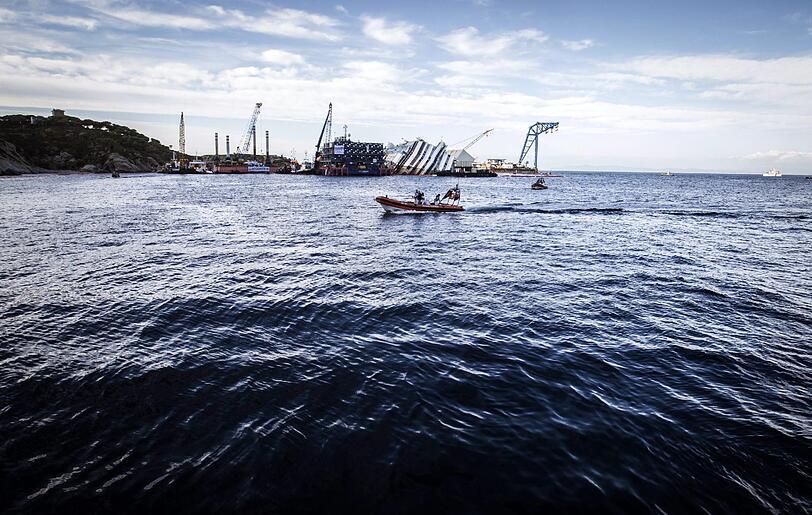 Der Bergungseinsatz am havarierten 
Kreuzfahrtschiff &bdquo;Costa Concordia&ldquo; hat sich am Montag deutlich 
verzögert. Die Aufrichtung des Schiffs vor der italienischen Insel 
Giglio werde voraussichtlich erst am Dienstag im Morgengrauen 
abgeschlossen sein. Die Bilder!