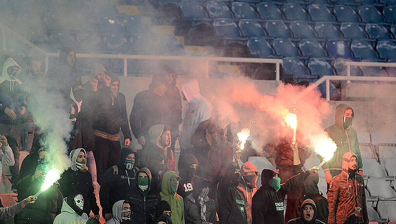 Bei Fußballspielen auf Zypern kommt es immer wiede rzu gewaltsamen Ausschreitungen. Die Anschläge auf Schiedsrichter-Büros sind der traurige Höhepunkt einer von Gewalt gebeutelten Fußball-Liga. Bei Fußballspielen auf Zypern kommt es immer wiede rzu gewaltsamen Ausschreitungen. Die Anschläge auf Schiedsrichter-Büros sind der traurige Höhepunkt einer von Gewalt gebeutelten Fußball-Liga.
