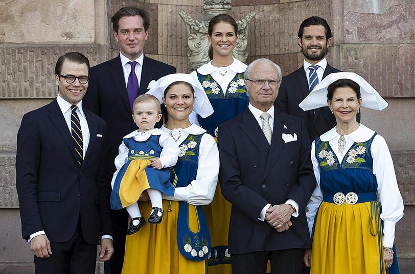 Vorzeige-Familie: Der König mit Frau Silvia, (v. l.) Daniel, Chris O&rsquo;Neill, Estelle, Kronprinzessin Victoria, Madeleine und Carl Philip 2013.