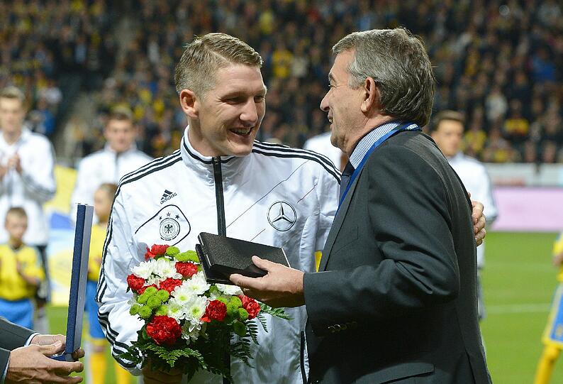 15. Oktober 2013: Am Rande des WM-Qualifikationsspiels in Schweden wird Bastian Schweinsteiger vom damaligen DFB-Präsidenten Wolfgang Niersbach für sein 100. Länderspiel geehrt.