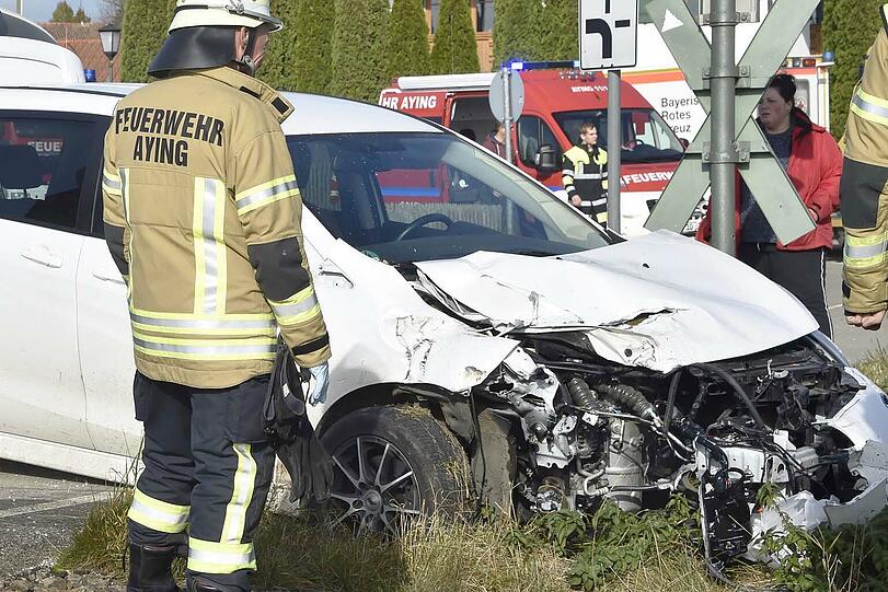 Der Mazda wurde von der S-Bahn erfasst und von den Schienen geschleudert. Der Fahrer hatte mehrere Schutzengel: Er erlitt nur einen Schock.