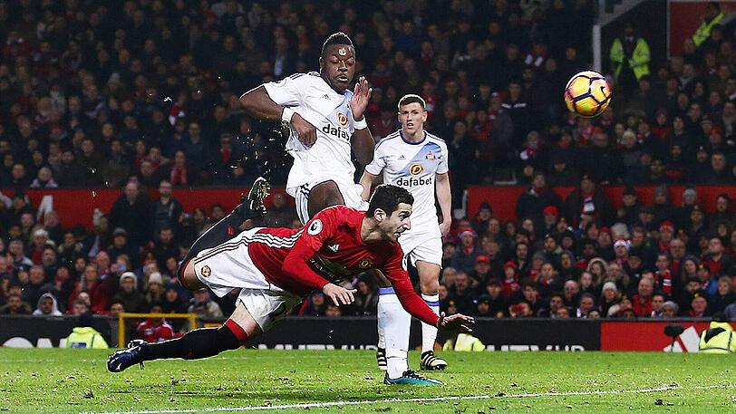 Auf dem Flug zu seinem Traumtor: Henrich Mchitarjan im Spiel von Manchester United gegen den AFC Sunderland.