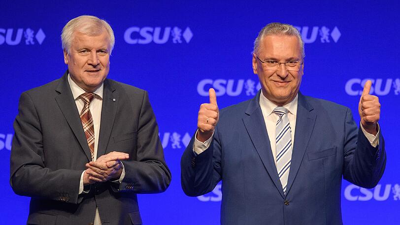Bayerns Innenminister Joachim Herrmann (r) lässt sich auf dem Listenparteitag der CSU in Germering (Bayern) nach seiner Rede zur Spitzenkandidatur feiern.