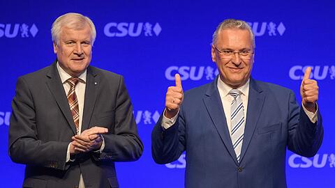 Bayerns Innenminister Joachim Herrmann (r) lässt sich auf dem Listenparteitag der CSU in Germering (Bayern) nach seiner Rede zur Spitzenkandidatur feiern.