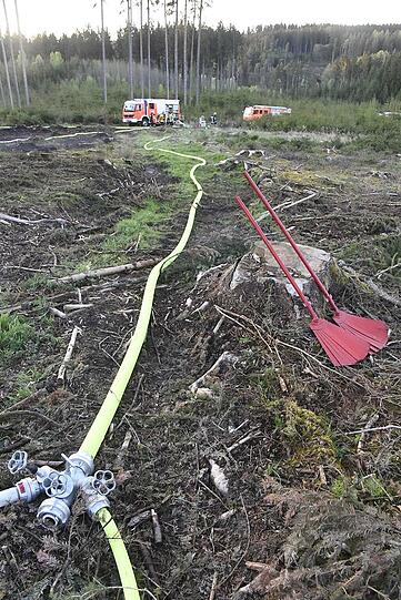 In der Nähe von Landshut standen am Freitagabend knapp 20.000 Quadratmeter Wald in Flammen. Rund 300 Einsatzkräfte waren bis tief in die Nacht im Einsatz, um den Brand unter Kontrolle zu bekommen.