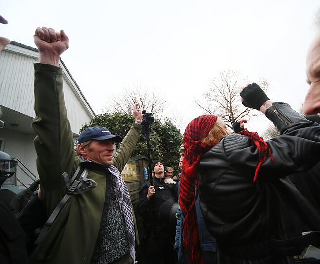 Rund 1000 Münchner haben im März gegen das "Braune Haus" in Obermenzing demonstriert.