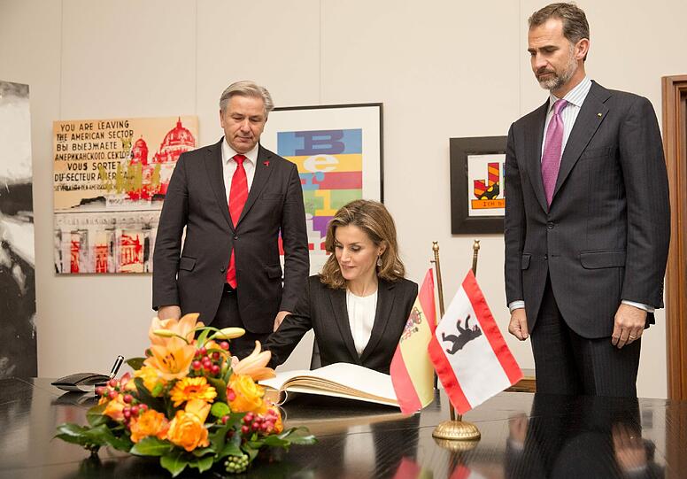 Felipe und Letizia tragen sich in Gegenwart des Regierenden Bürgermeisters Klaus Wowereit in das Goldene Buch der Stadt ein.