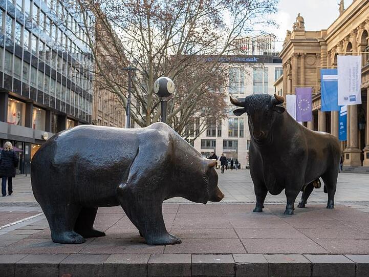 Die Skulpturengruppe "Bulle und Bär" vor der Börse in Frankfurt. Viele Anleger dringen auf saubere Geschäfte.