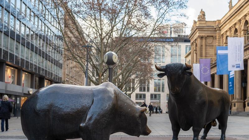 Die Skulpturengruppe "Bulle und Bär" vor der Börse in Frankfurt. Viele Anleger dringen auf saubere Geschäfte. Die Skulpturengruppe "Bulle und Bär" vor der Börse in Frankfurt. Viele Anleger dringen auf saubere Geschäfte.