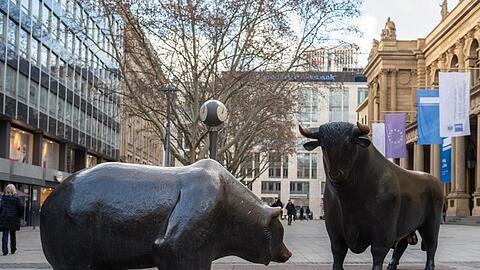 Die Skulpturengruppe "Bulle und Bär" vor der Börse in Frankfurt. Viele Anleger dringen auf saubere Geschäfte.