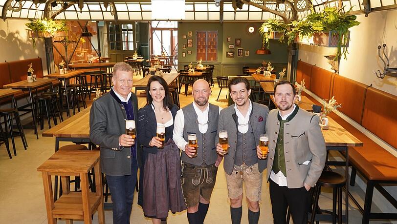 V.l.: Paulaner-Chef Andreas Steinfatt und die Wirte Nadja van Mark, Sebastian Erlenmaier, Constantino Medde und Mitja Lafere. Kleines Foto: Der erste Stammgast sitzt bereits am Tresen.